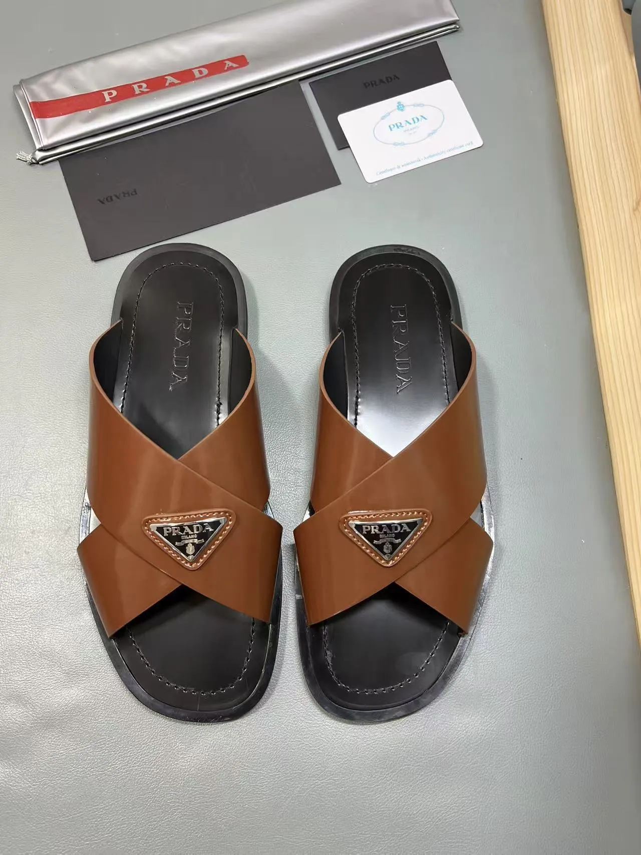 340💰PRADA Prada’s latest slippers are synchronized with the official website. This slipper is made of the brand’s unique and iconic Saffiano leather. The brand logo jumps out from the double straps, and the brand style is clearly visible. Cowhide gives men elegant charm and functional design, making it an ideal choice for vacation and leisure. Size:38-45